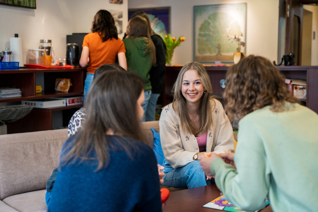 Mädchen und Erzieherinnen im Foyer des Mädchenheim Scheuchenstuel