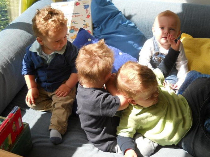 2-Jährige beim Spielen