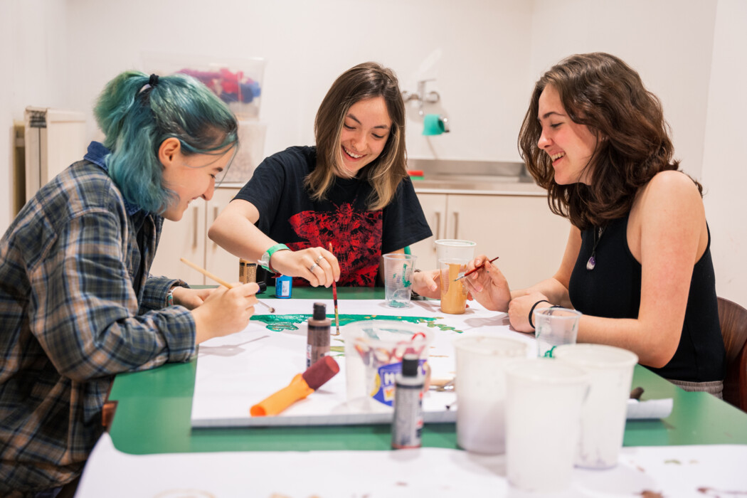 Drei Jugendliche gestalten ein Bild