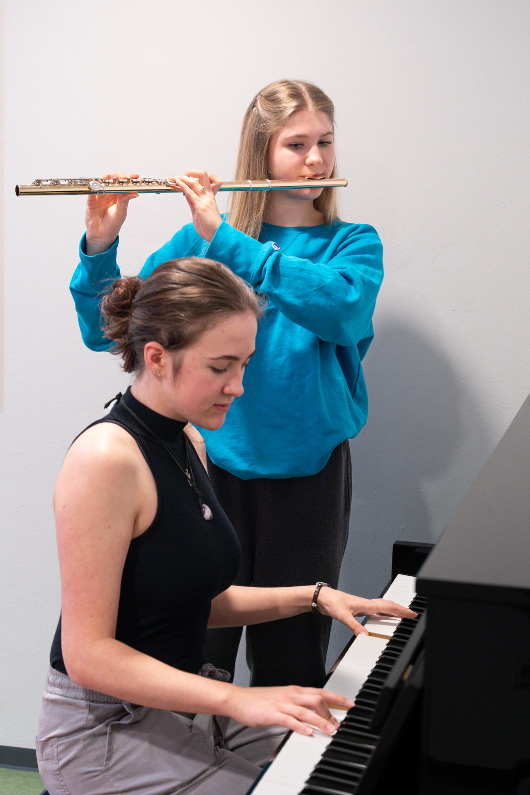 Zwei Mädchen beim gemeinsamen Musizieren im Musikproberaum