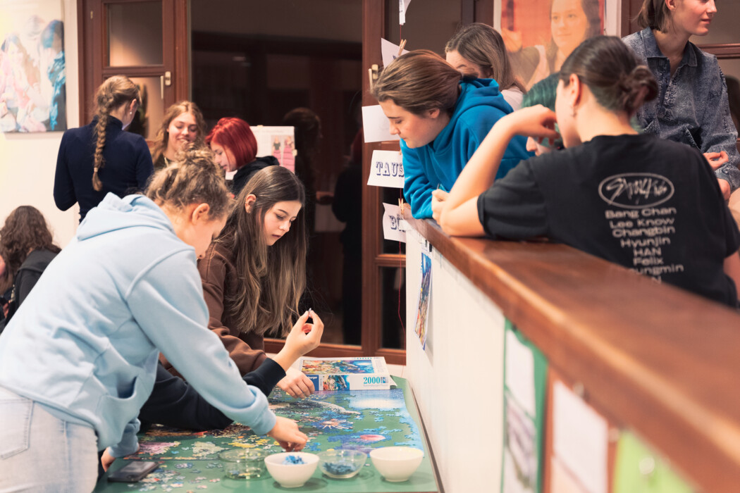 Mädchen beim Puzzlespielen im Foyer während des Tauschcafés